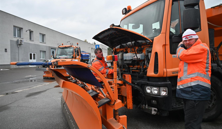V Hradci je před zimou na značkách dvě stě silničářů, ve skladech je 800 tun soli