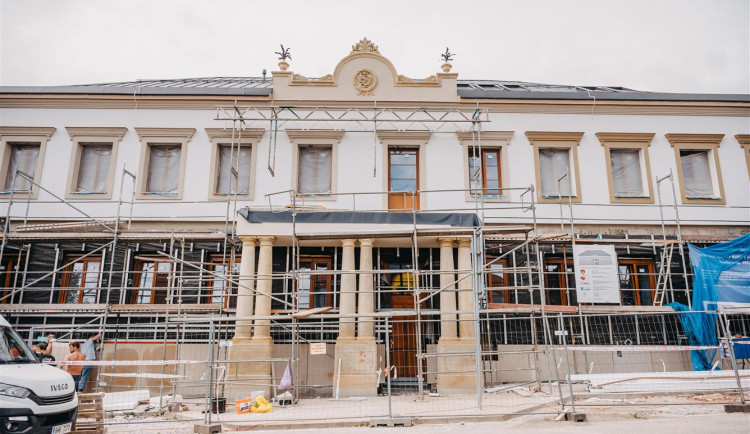 Hirschova vila v Hořicích znovu ožívá. Z ruiny se stává moderní centrum sociálních služeb