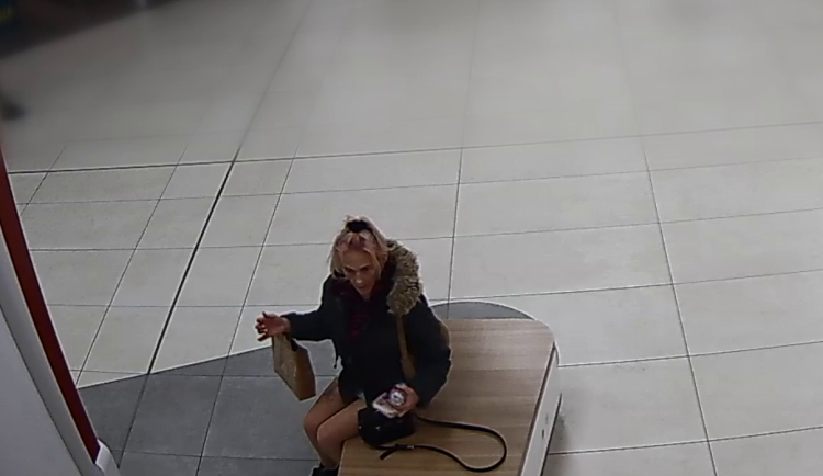 VIDEO: Zlodějka s růžovými vlasy. Žena našla cizí kabelku, místo vrácení ji ukradla