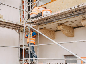 Hirschova vila v Hořicích znovu ožívá. Z ruiny se stává moderní centrum sociálních služeb