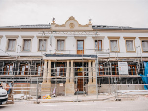 Hirschova vila v Hořicích znovu ožívá. Z ruiny se stává moderní centrum sociálních služeb