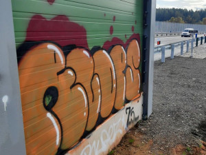 V Nové Pace to schytala protihluková stěna, policisté chystají sprejera