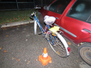 Skoro devadesátiletou seniorku bez helmy smetlo v Hradci u knihovny osobní auto