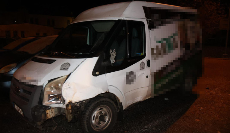 Zloděj ve Vrchlabí ukradl dodávku. S tou pak naboural vše, co mu přišlo do cesty