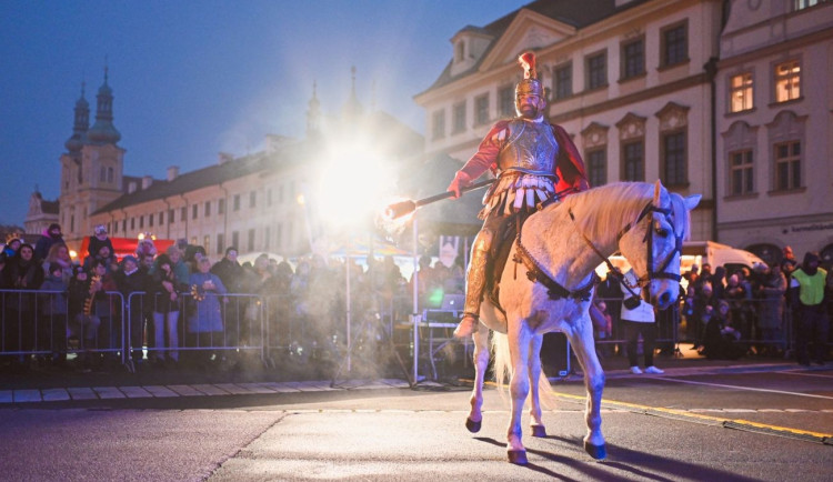 Martin už chystá svého bělouše a v úterý dorazí na hradecké Velké náměstí