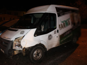 Zloděj ve Vrchlabí ukradl dodávku. S tou pak naboural vše, co mu přišlo do cesty