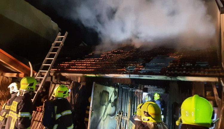Plameny pohltily dílnu u rodinného domu na Blanensku, nikdo se nezranil