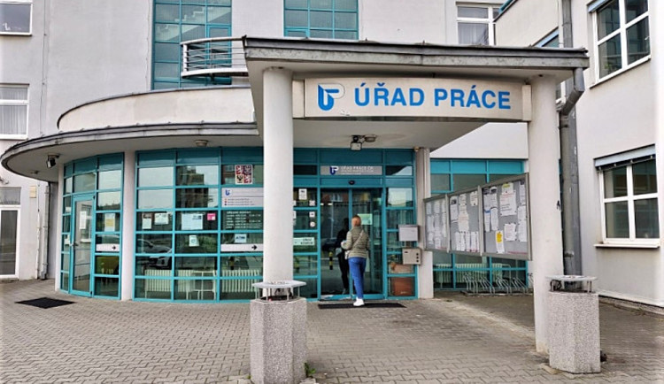 Práci hledalo v říjnu 15 672 lidí v Plzeňském kraji. volných míst bylo 7504