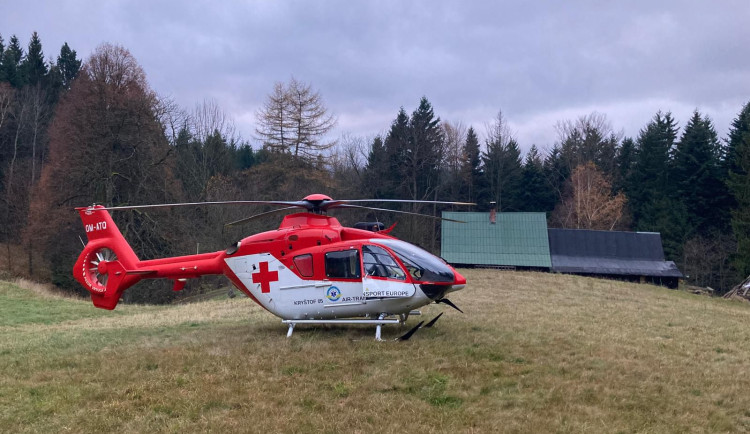 Muž dostal infarkt v Beskydech, měl ale štěstí v neštěstí. Za tmy by pomoc nepřiletěla