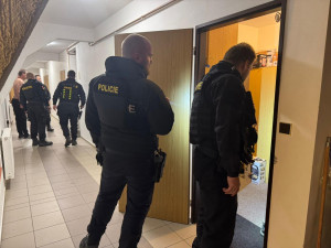 Postelový úkryt nevyšel, policisté provedli razii na hradeckých ubytovnách