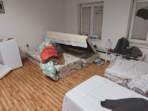 Postelový úkryt nevyšel, policisté provedli razii na hradeckých ubytovnách