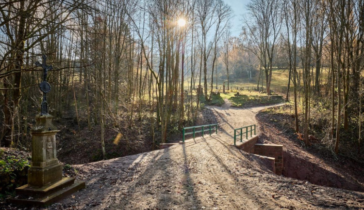 Historický most v Debrném prošel kompletní obnovou. Připomíná zaniklou obec