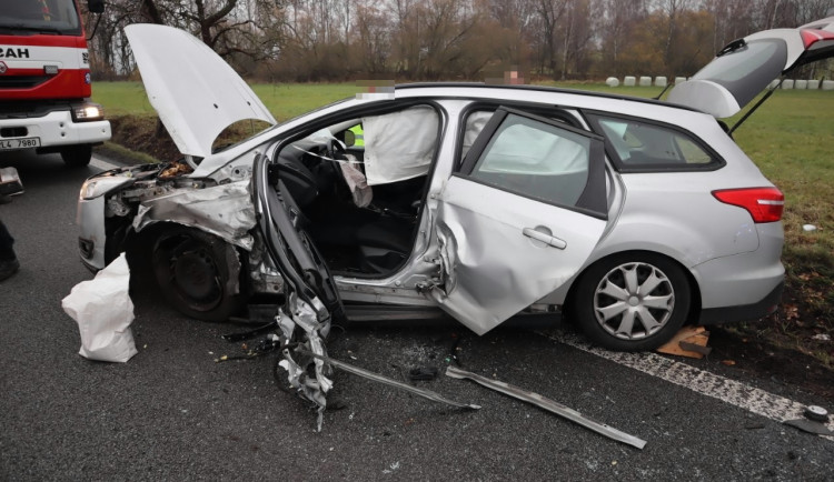 Řidič u Cvikova usnul za volantem a přejel do protisměru. Došlo k čelní srážce