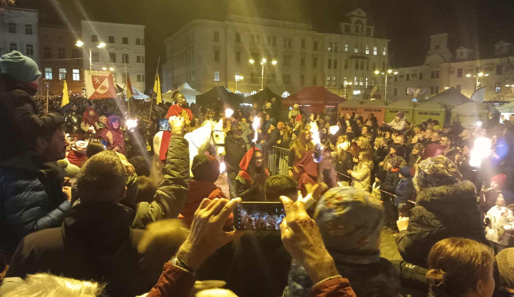 VIDEO: Sledovali jsme příjezd svatého Martina do Jihlavy. Přilákal tisíce lidí