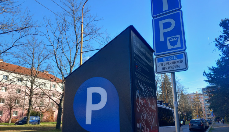 Parkování v Jihlavě XXI: Ve Vrchlického už se opět dá zaparkovat. Díky modrým zónám