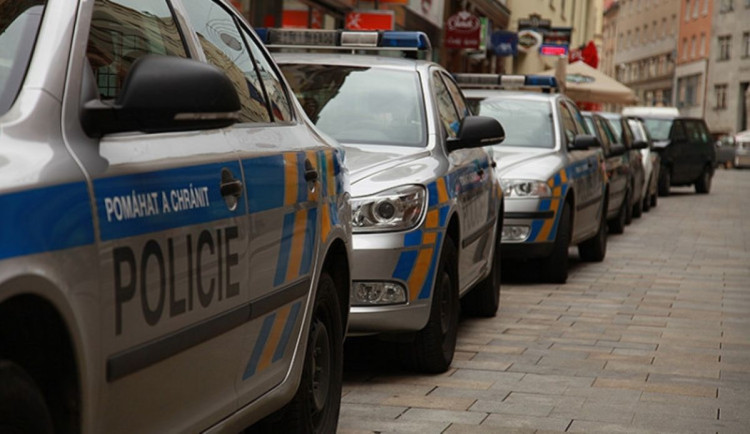 Po úterním zásahu NCOZ na ŘSD je obviněno 12 lidí a pět firem, jsou na svobodě