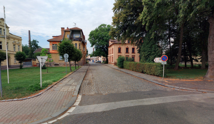 Dvůr potřebuje opravit silnice kolem Juty. Proces zpomaluje komunikace mezi závodem a radnicí