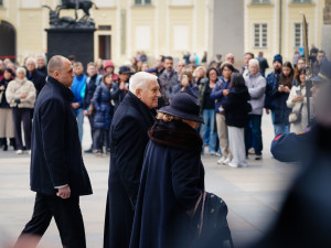 Pohřbu kardinála Duky se v katedrále sv. Víta účastní stovky lidí, přišel i prezident