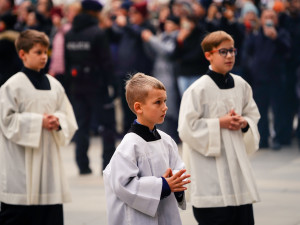 Pohřbu kardinála Duky se v katedrále sv. Víta účastní stovky lidí, přišel i prezident