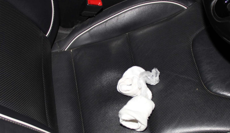 Kontrola auta v Doksech. Řidič pod vlivem drogy, spolujezdec měl kokain v ponožce