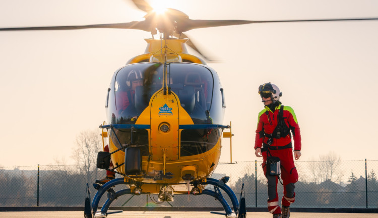 V Trutnově se vlak střetl s mužem. Na místo letěl vrtulník