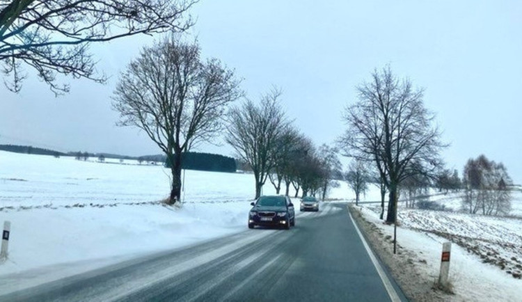 Česko má před sebou chladný týden se sněžením. I na Vysočině pozor na náledí