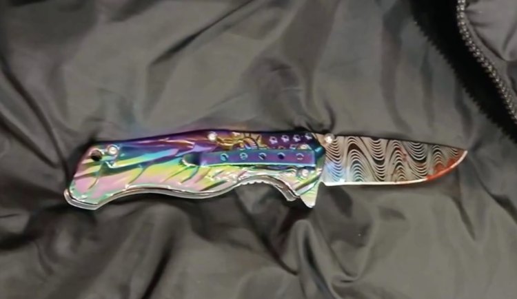 VIDEO: Sedmnáctiletá dívka pobodala v metru muže. Krvavý nůž si schovala do kapsy