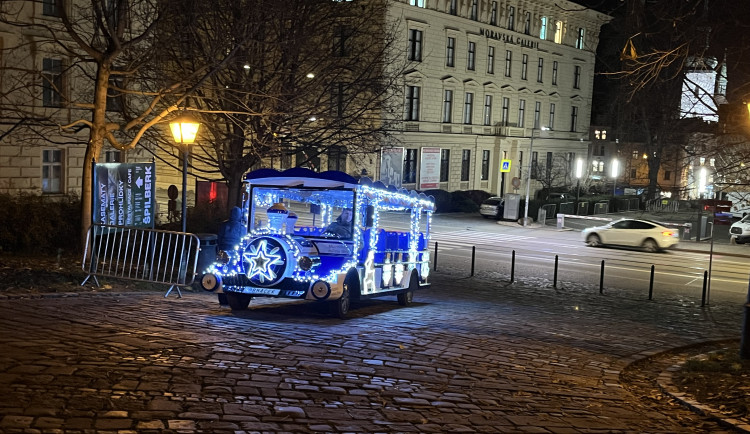 VIDEO: Na Špilberk bez funění. Turisty k hradu vozí nový vláček