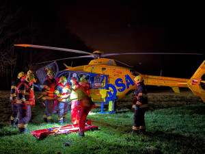 Na šestnáctce u Bernartic skončilo auto po nárazu do stromu na střeše