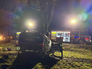 Na šestnáctce u Bernartic skončilo auto po nárazu do stromu na střeše