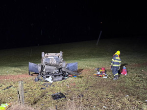 Na šestnáctce u Bernartic skončilo auto po nárazu do stromu na střeše