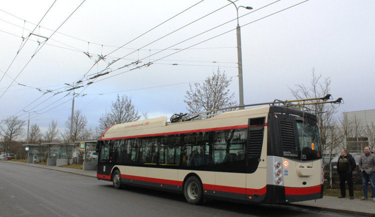 Ranní námraza zastavila trolejbusy v Jihlavě, nevyjely ani školní spoje