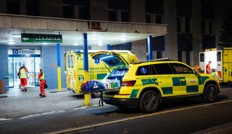 Ve škole v Hradci Králové se při pokusu popálili tři lidé. Dvě děti jsou v nemocnici