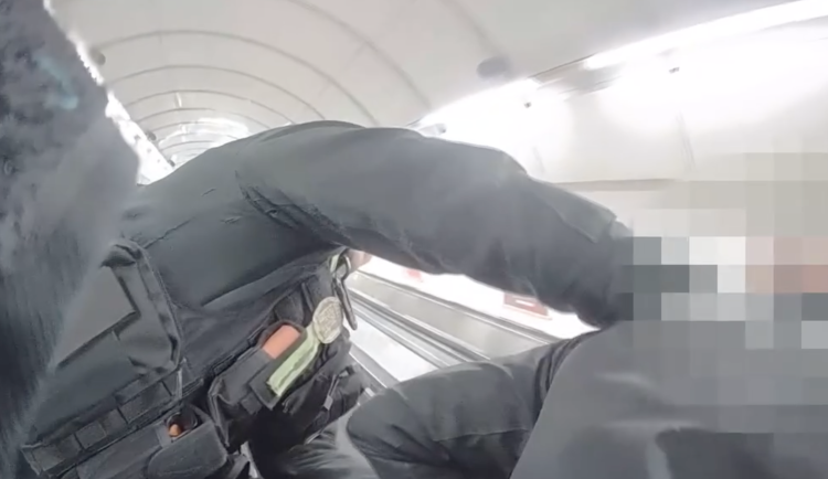 VIDEO: Zapáchajícího cestujícího museli z metra dostat strážníci. Na jednoho plivnul