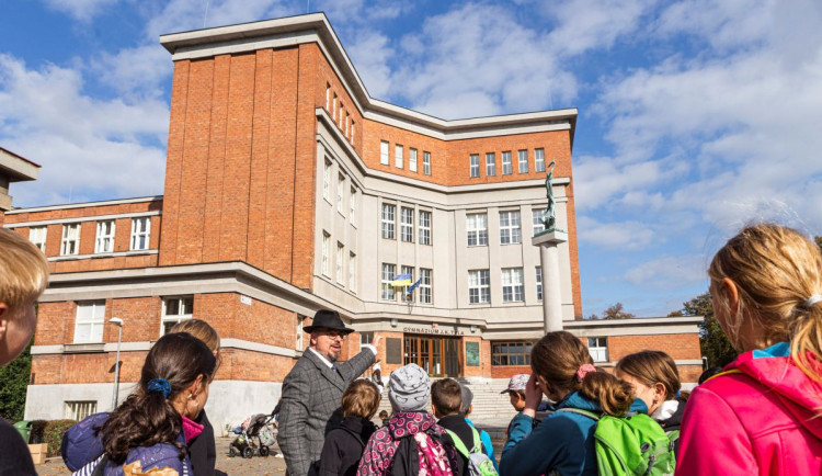 Hradcem vás o víkendu provede Gočár, osloví vás Karel Gott, ve hře jsou i trhy a workshopy