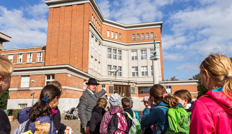 Hradcem vás o víkendu provede Gočár, osloví vás Karel Gott, ve hře jsou i trhy a workshopy