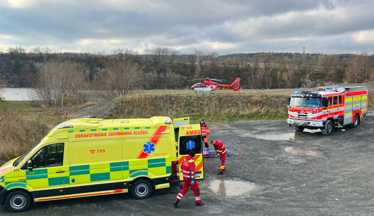 FOTO: Potápěč ztratil vědomí pětadvacet metrů pod hladinou, letěl pro něj vrtulník