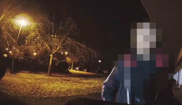 VIDEO: Opilý muž rušil noční klid u dětského hřiště. Potom se policistům rozbrečel