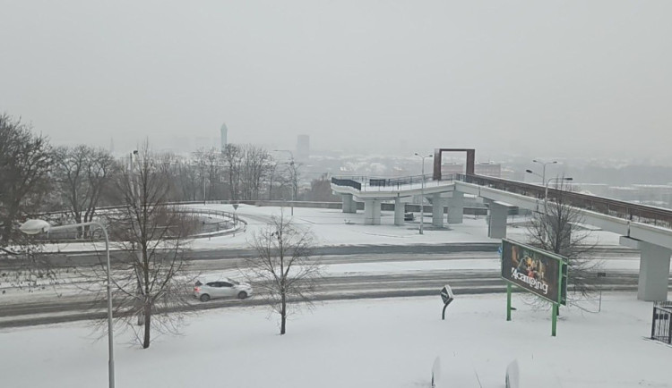 Sníh a vítr komplikují dopravu v kraji. Silnice jsou sjízdné jen se zvýšenou opatrností