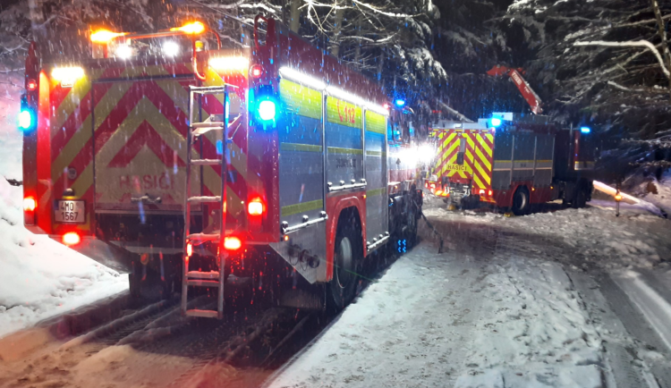 V Královéhradeckém kraji sněží. Na Jičínsku a Rychnovsku uvázly kamiony