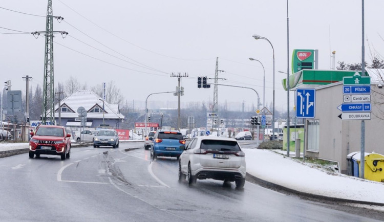 Křižovatka ulic Jateční a Chrástecká má nově semafory. Už se tam se vrátil provoz