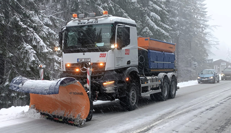 Ukažte, jak zvládáte zimní údržbu dálnic vy. Silničáři se opřeli do kritiků