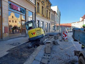 Bagrista si musel dát v Jaroměři pauzu, s bagrem uvízl ve výkopu nad plynovým potrubím