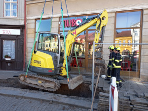 Bagrista si musel dát v Jaroměři pauzu, s bagrem uvízl ve výkopu nad plynovým potrubím