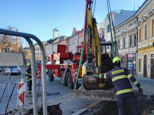 Bagrista si musel dát v Jaroměři pauzu, s bagrem uvízl ve výkopu nad plynovým potrubím