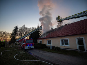 Místo vánočních příprav boj s ohněm, majitelům v Týništi vzplála přístavba domu