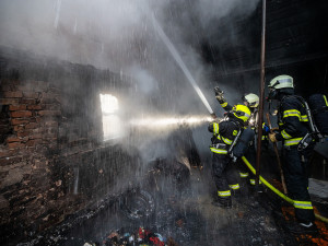 Místo vánočních příprav boj s ohněm, majitelům v Týništi vzplála přístavba domu