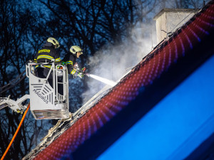 Místo vánočních příprav boj s ohněm, majitelům v Týništi vzplála přístavba domu
