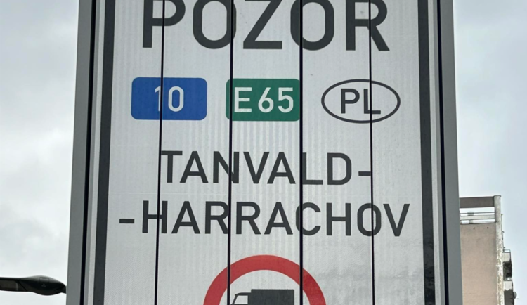 Pro kamiony je od dnešních 6:00 kvůli sněžení zavřená silnice na Harrachov