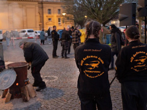 Noc venku ve Dvoře Králové přilákala stovky lidí. Vybraly se tisíce potravin